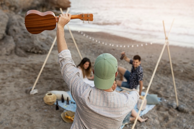 Amis à la plage dansant ensemble pendant la fête