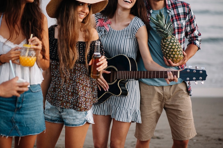 Photo gratuit amis à la plage avec une guitare