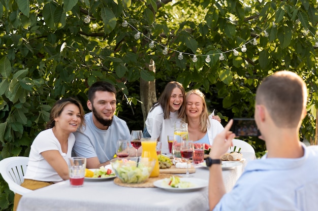 Amis de plan moyen assis à table