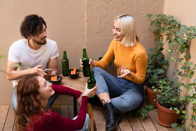 Amis de plan moyen avec des bières