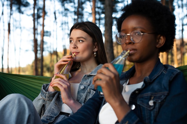 Photo gratuite amis de plan moyen avec des boissons