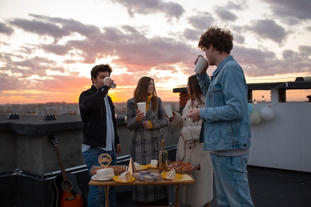 Amis de plan moyen avec des boissons