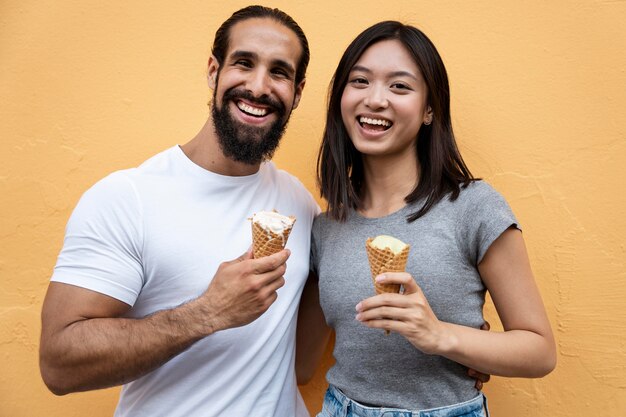 Amis de plan moyen avec de la crème glacée