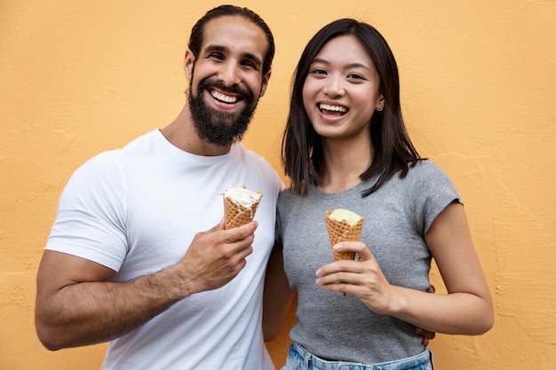 Amis de plan moyen avec de la crème glacée