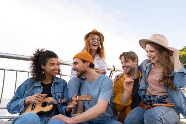 Amis de plan moyen écoutant de la musique