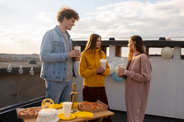 Amis de plan moyen faisant la fête ensemble