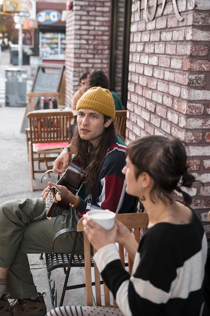 Amis de plan moyen faisant de la musique