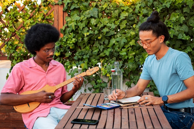 Amis de plan moyen faisant de la musique