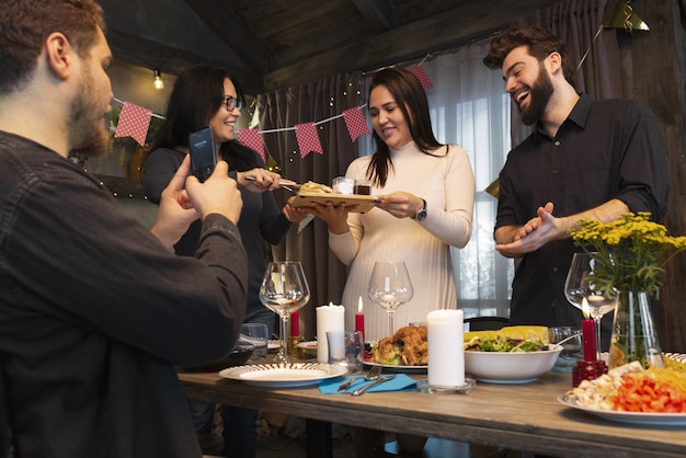 Photo gratuite amis de plan moyen avec de la nourriture délicieuse