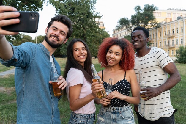 Amis de plan moyen prenant selfie