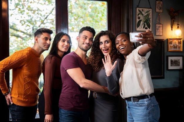 Amis de plan moyen prenant un selfie