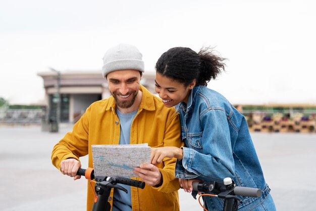 Photo gratuite amis de plan moyen regardant la carte