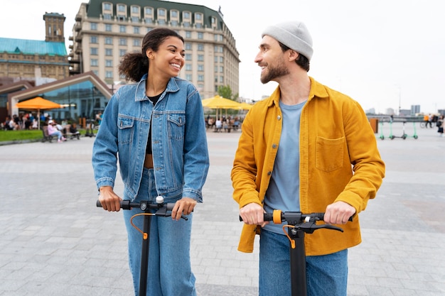 Amis de plan moyen avec des scooters