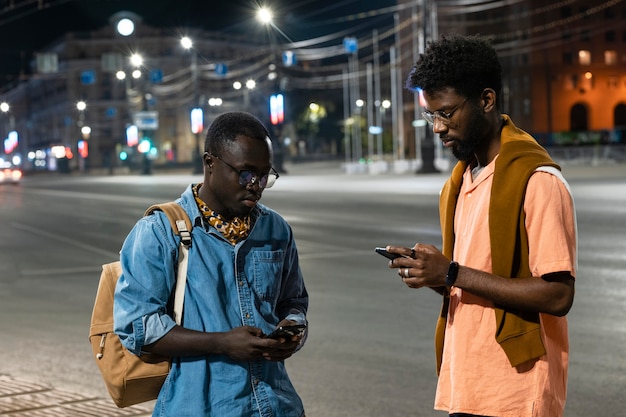 Amis de plan moyen tenant des téléphones