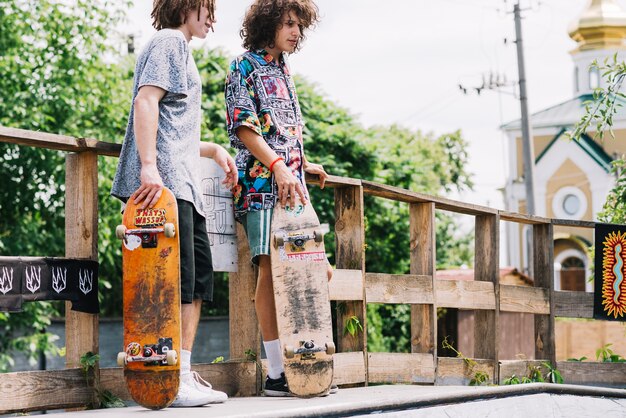 Amis avec des planches à roulettes sur la rampe