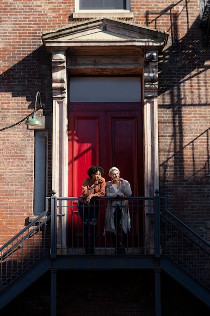 Photo gratuite amis de plein air se rassemblant à l'extérieur