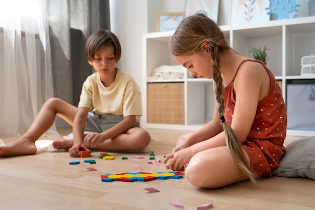 Amis plein coup faisant un puzzle ensemble