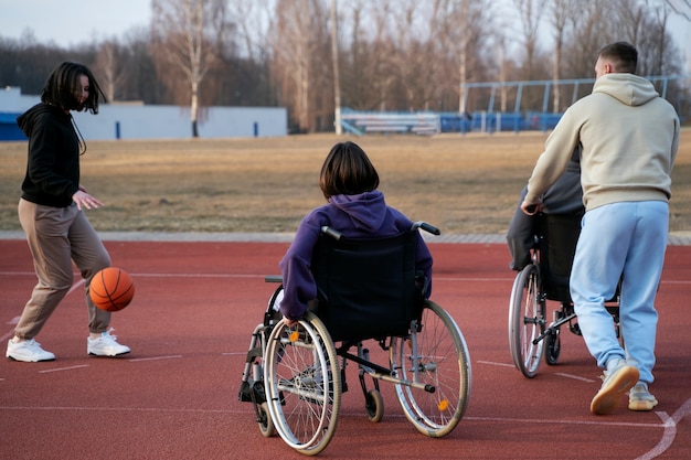 Amis plein coup jouant au basket ensemble