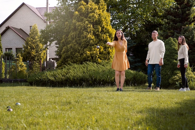 Amis plein coup jouant à la pétanque ensemble