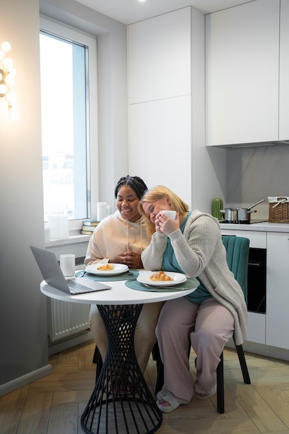 Photo gratuite amis plein coup passant du temps à la maison