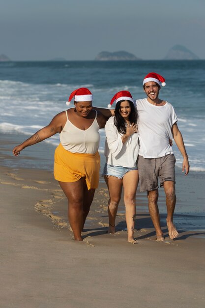 Amis plein coup portant des chapeaux de père Noël