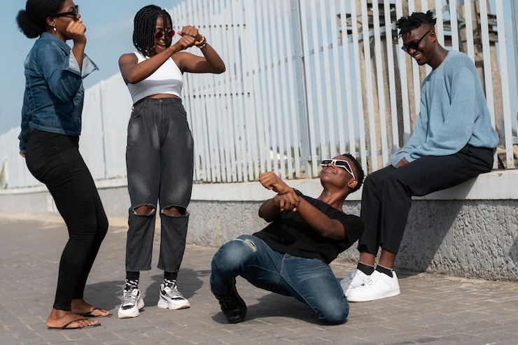 Photo gratuit amis plein coup regardant l'homme danser