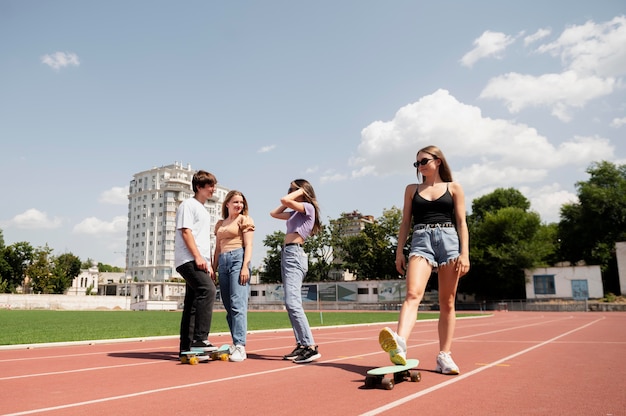 Photo gratuite amis pleins de coups avec des planches de penny