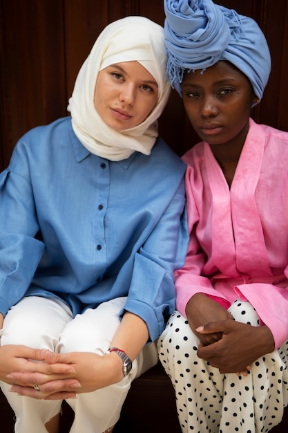 Photo gratuite amis portant le hijab plan moyen