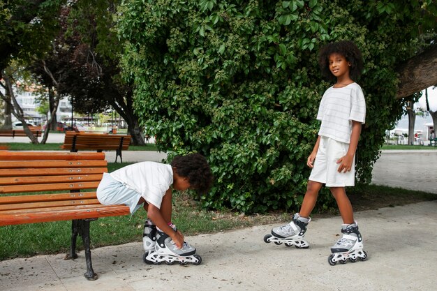 Photo gratuite amis portant des patins à roulettes vue latérale