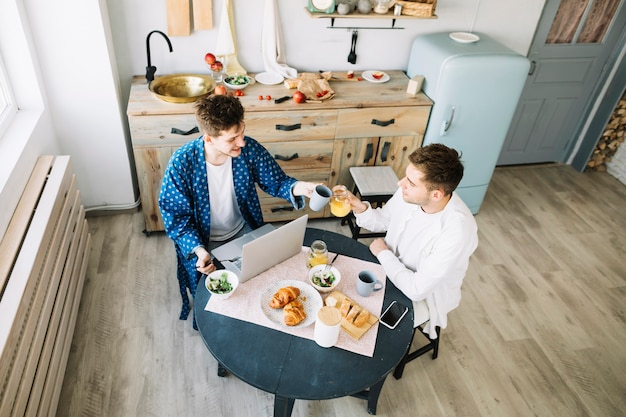 Amis portant un toast à la cuisine