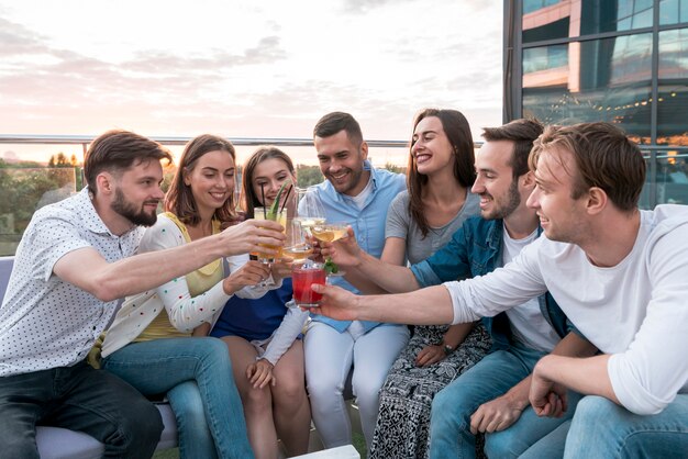 Amis portant un toast à une fête en terrasse