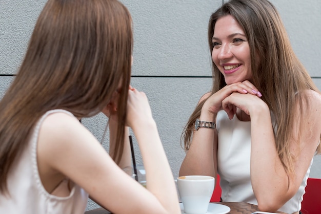 Photo gratuite amis prenant un café ensemble