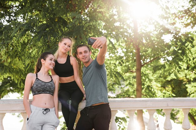 Amis prenant un selfie après une formation dans le parc