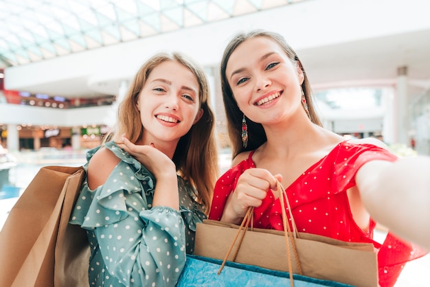 Amis prenant un selfie au centre commercial