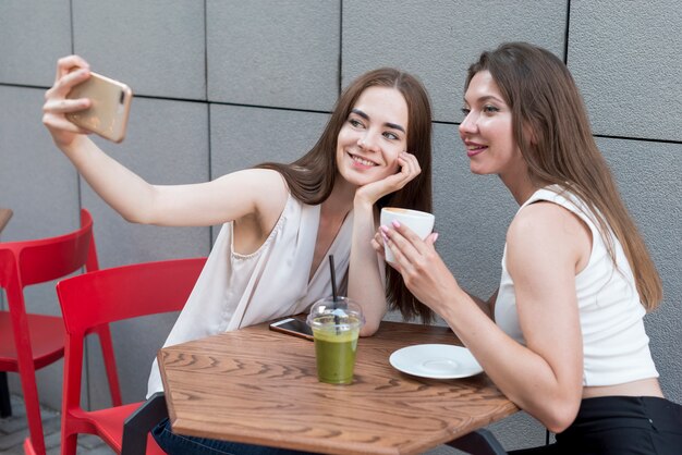 Photo gratuite amis prenant un selfie dans la rue
