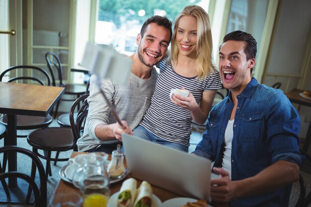 Amis prenant selfie depuis un téléphone mobile