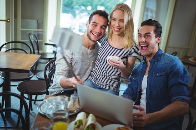 Amis prenant selfie depuis un téléphone mobile