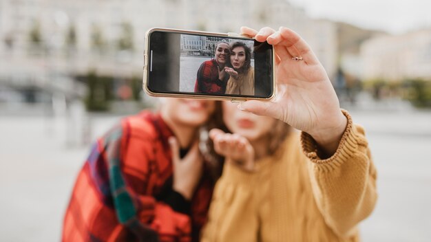 Amis prenant un selfie ensemble à l'extérieur