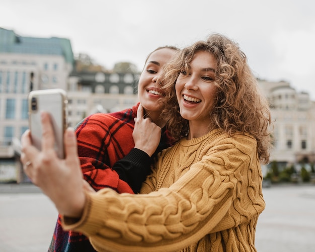 Amis prenant un selfie ensemble à l'extérieur