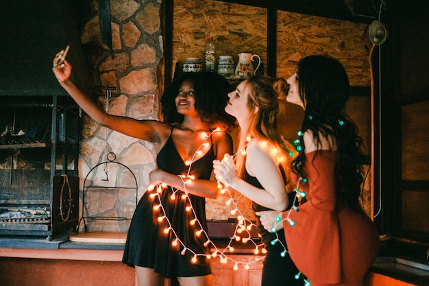 Amis prenant le selfie à la fête de la nuit