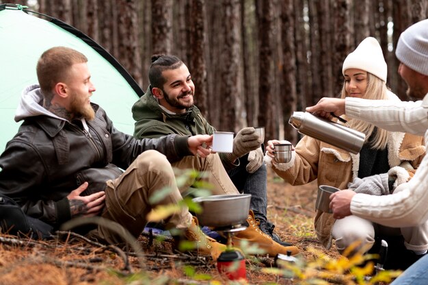 Amis profitant de leur camping d'hiver