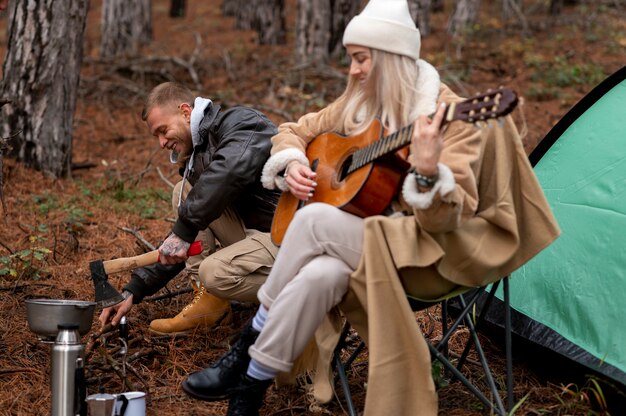 Amis profitant de leur camping d'hiver