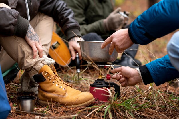 Amis profitant de leur camping d'hiver