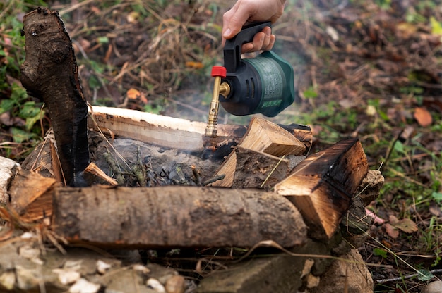 Amis profitant de leur camping d'hiver