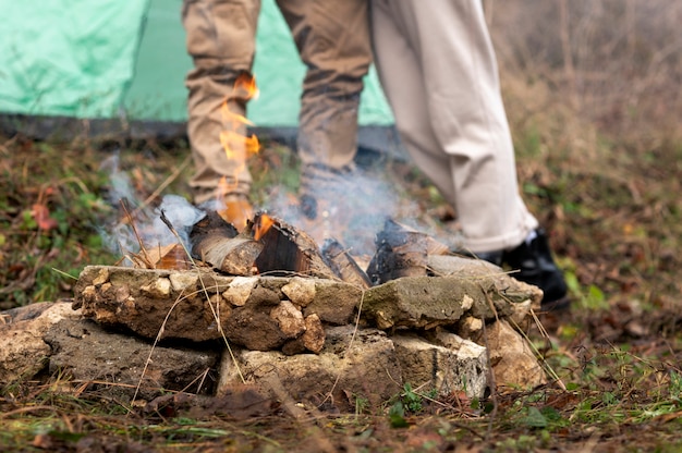 Amis profitant de leur camping d'hiver
