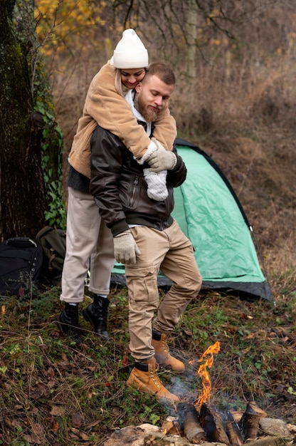 Amis profitant de leur camping d'hiver