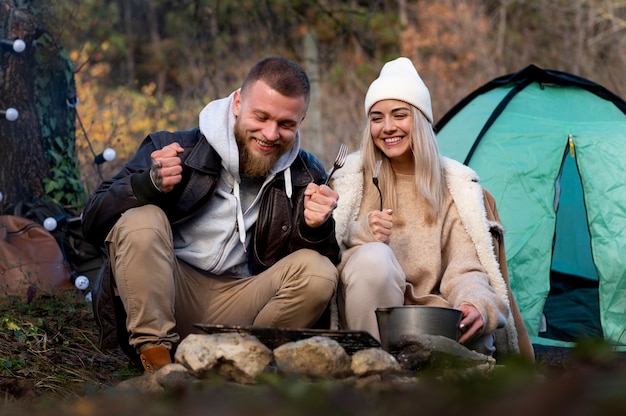 Amis profitant de leur camping d'hiver