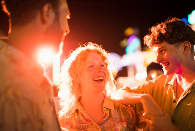 Amis profitant de la nuit en plein air