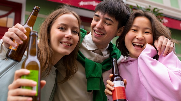 Des amis qui boivent du kombucha.