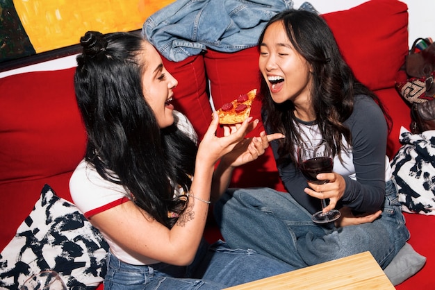 Des amis qui mangent de la pizza.